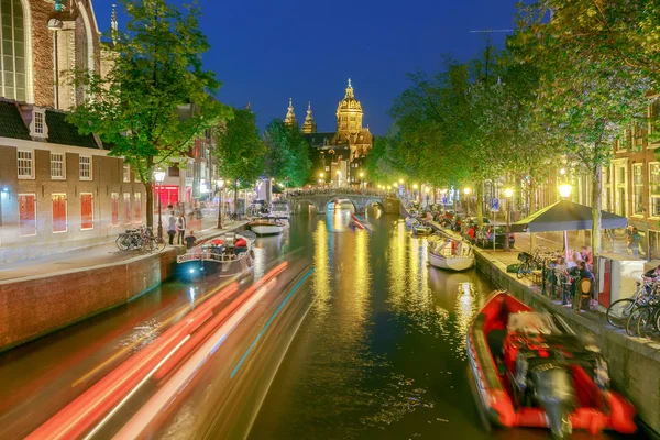 Amsterdam. Night view of the houses along the canal. — Stock Photo, Image