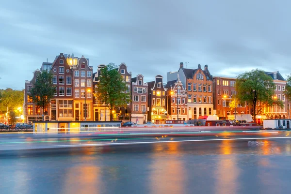 Amsterdam. Nacht uitzicht op de huizen langs het kanaal. — Stockfoto