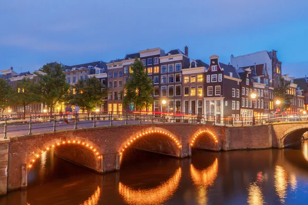 Amsterdam. Night view of the houses along the canal. — Stock Photo, Image