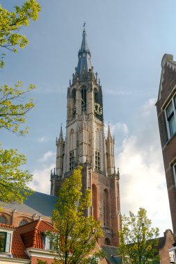 Delft. Eski kilise çan kulesi ile.