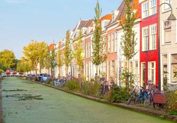 Delft. O pitoresco canal da cidade . — Fotografia de Stock