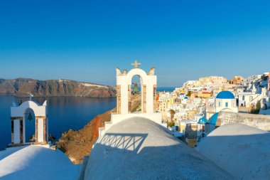 Kilise çan kulesine Oia Santorini Adası.