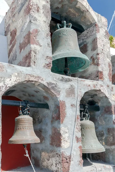 Campanario de la iglesia en Oia en la isla de Santorini . — Foto de Stock