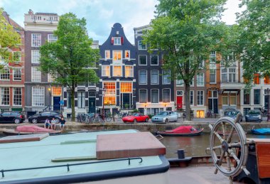 Amsterdam. Kanal boyunca evlerin gece görünümü.