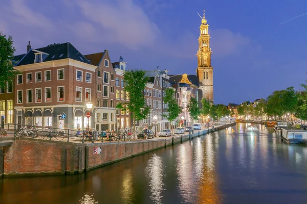 Amsterdam. Nattvisning av husen längs kanalen. — Stockfoto