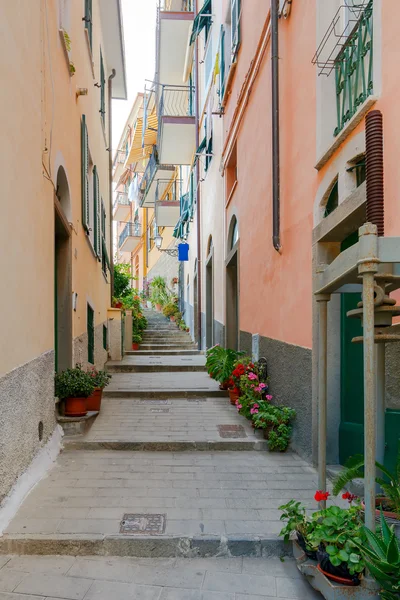 Riomaggiore. Italské vesnice na pobřeží. — Stock fotografie