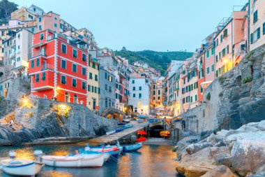 Riomaggiore. Deniz kenarı İtalyan Köyü.