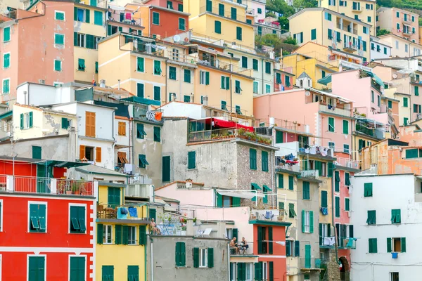 Riomaggiore. Aldeia italiana na costa . — Fotografia de Stock