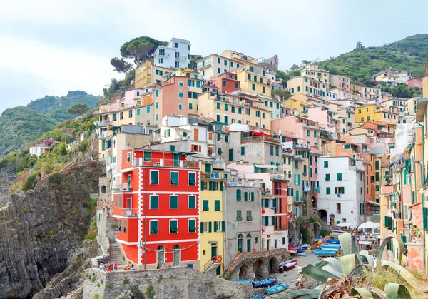 Riomaggiore. Aldeia italiana na costa . — Fotografia de Stock