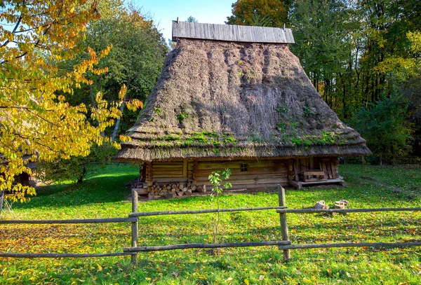 Karpatlar. Geleneksel eski köy evi. — Stok fotoğraf