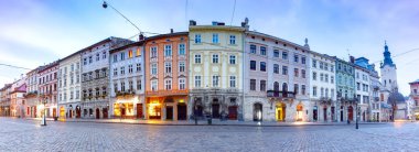 Eski kasaba meydanının panorama 'sı güneş doğarken. Lviv. Ukrayna.
