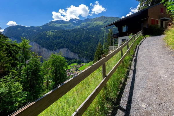 Scenic légi felvétel a svájci Alpok egy napsütéses napon. — Stock Fotó