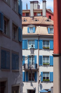 Zürih 'te. Güneşli bir günde eski şehrin dar sokakları.
