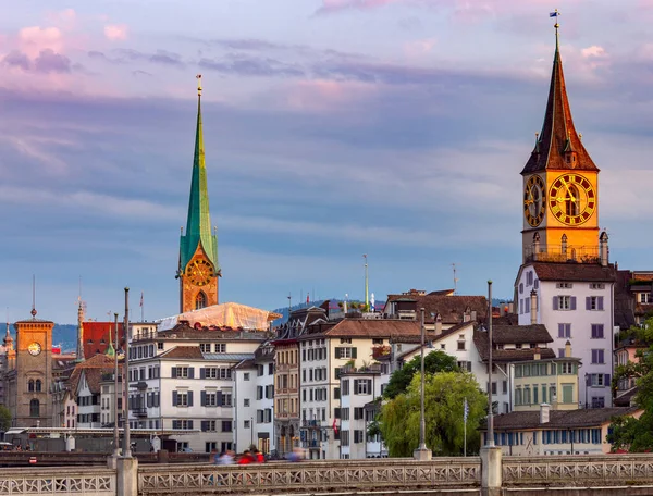 Zürich. Alte Stadtmauer und mittelalterliche Häuser im Morgengrauen. — Stockfoto