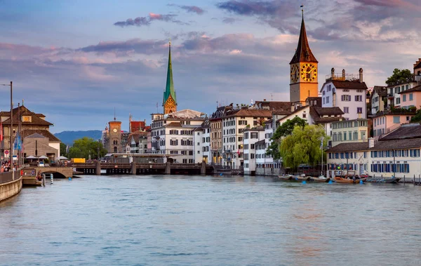 Zürich. Régi városi töltés és középkori házak hajnalban. — Stock Fotó