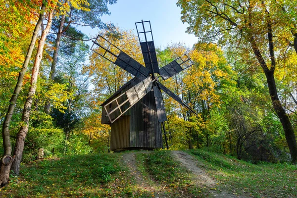 Západní Ukrajina. Starý dřevěný větrný mlýn. — Stock fotografie