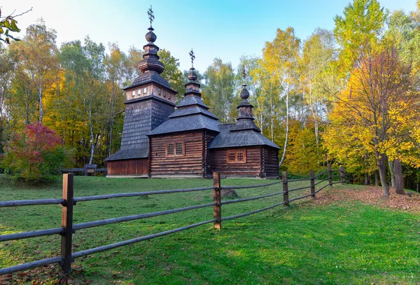 Západní Ukrajina. Tradiční starý kostel. — Stock fotografie