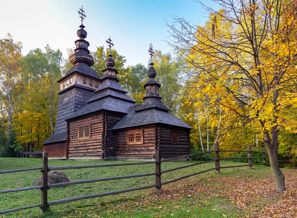 Ucraina occidentale. Tradizionale vecchia chiesa. — Foto Stock