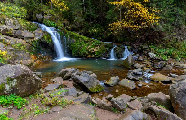 Cárpatos. Skole. Cachoeira em um rio de montanha. — Fotografia de Stock