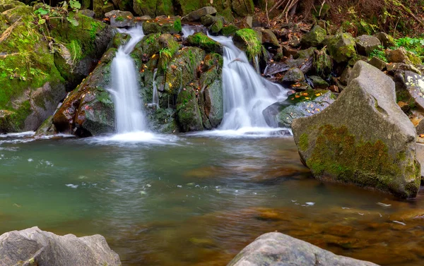 Carpates. Skole. Cascade sur une rivière de montagne. — Photo