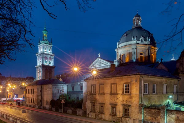 Lviv. Vista aérea de la ciudad por la noche. — Foto de Stock