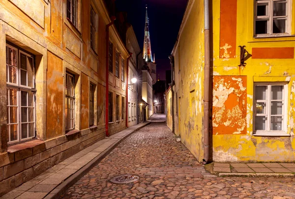Tallin. Estonia. Ciudad vieja por la noche. — Foto de Stock