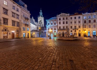 Lviv. Şafakta Belediye Meydanı.
