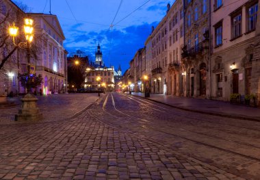 Lviv. Şafakta Belediye Meydanı.