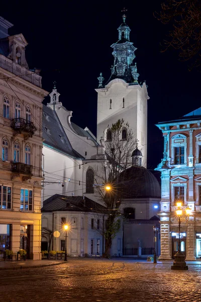 Lwów. Plac Ratusza o świcie. — Zdjęcie stockowe