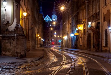 Ortaçağ Belediyesi Meydanı 'nda gece vakti. Lviv. Ukrayna.