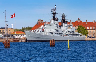 Kopenhag 'da. İskelede eski bir savaş gemisi.