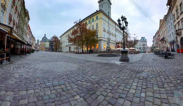 Lviv. Plaza del Ayuntamiento en Dawn. — Foto de Stock