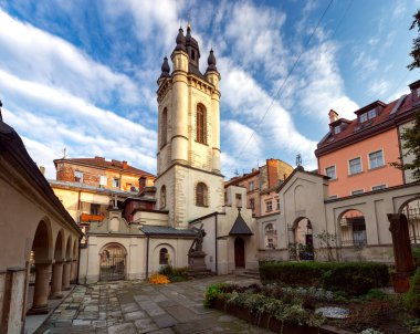 Güneşli bir günde Kutsal Bakire Meryem 'in Varsayımının Ermeni Katedrali. Lviv. Ukrayna.