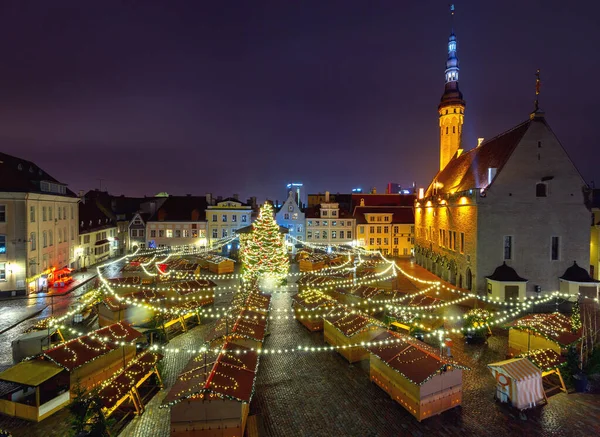 Tallinn. Stadtplatz in Weihnachtsdekoration. — Stockfoto