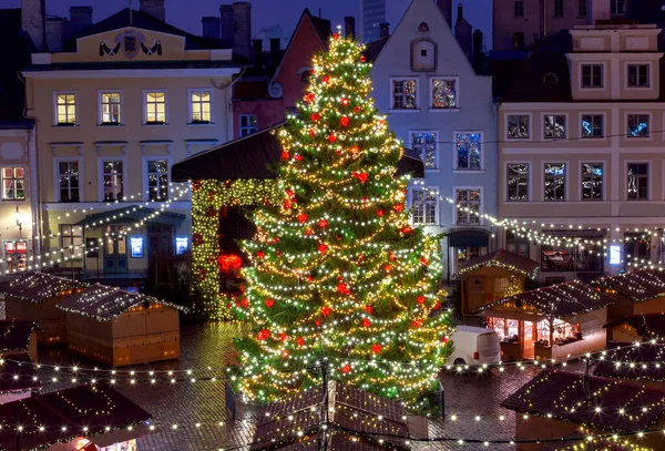 塔林圣诞装饰中的城镇广场. — 图库照片