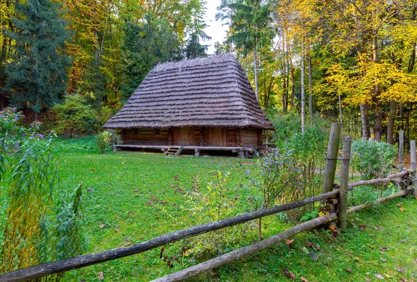 Carpathians. Traditional old village house. — Stock Photo, Image