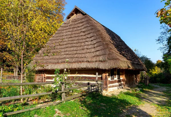 Karpaterna. Traditionellt gammalt byhus. — Stockfoto