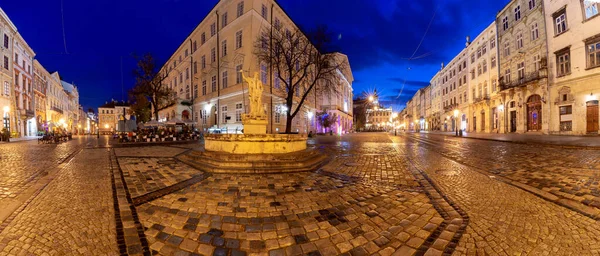 Λβιβ. Πλατεία Δημαρχείου την αυγή. — Φωτογραφία Αρχείου