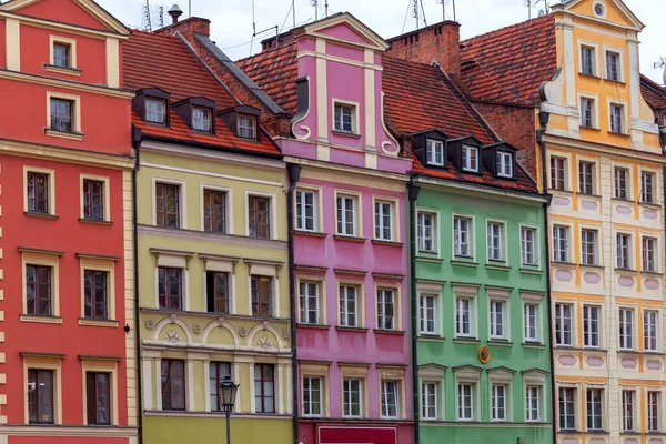 Wroclaw. Anciennes maisons colorées dans la partie historique de la ville. — Photo