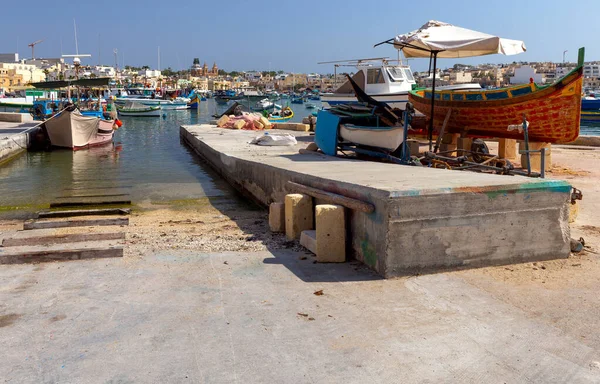 Marsaxlokk. Geleneksel tekneler eski limanda Luzzu. — Stok fotoğraf