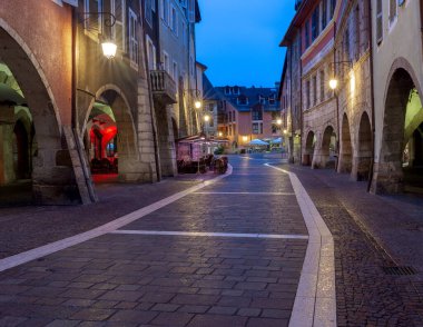 Geceleyin tarihi şehir merkezinde eski ortaçağ evleri. Annecy. Fransa.
