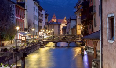 Kanal ve ortaçağ evlerinin cepheleri eski şehirde günbatımında. Annecy. Fransa.