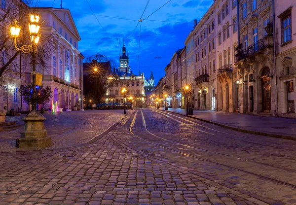 Lviv. Stadhuisplein bij zonsopgang. — Stockfoto
