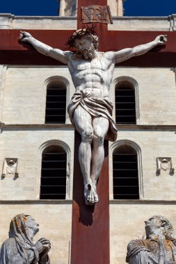 Avignon. Çarmıha gerilmiş İsa 'nın demir bir çarmıha gerilmiş ağacından heykel.