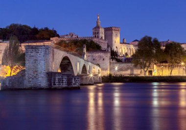 Avignon. St. Benezet Köprüsü Rhone Nehri üzerinde.