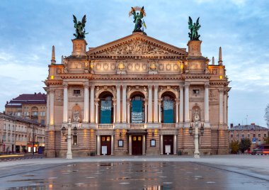 Lviv. Opera ve bale salonunun yakınında..