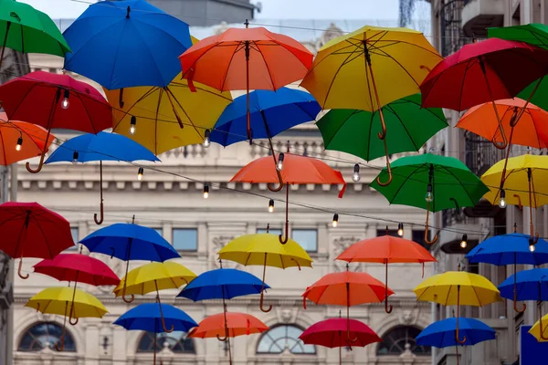 Leopoli. Ombrelli multicolori sulla strada. — Foto Stock