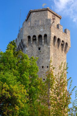 San Marino 'da. Dağın tepesinde eski taş kuleler.