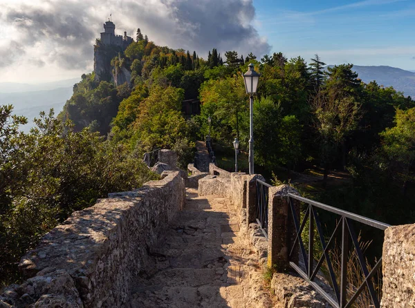 San Marino. Staré kamenné věže na vrcholu hory. — Stock fotografie