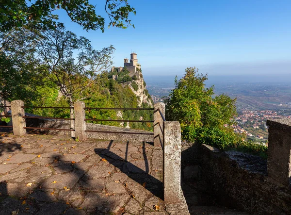 San Marino. Old stone towers on top of the mountain. — Stock Photo, Image